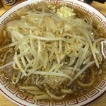 ラーメン二郎 - 小ブタラーメン 800円　麺半分・ニンニク・カラメ・アブラ