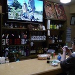 木古内 - 1階居酒屋エリアカウンター お酒の種類豊富！スポーツバーのようにスポーツ観戦をしてるお客様多数
