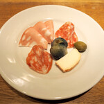 スガハラ - モルタデッラソーセージ + ナポリサラミ + フェンネルシード入りサラミ + 米沢 茄子 漬物 + タレッジョチーズ + 小桃 ピクルス