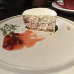 レッチェ - 苺レアチーズケーキ断面図