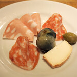 スガハラ - モルタデッラソーセージ + ナポリサラミ + フェンネルシード入りサラミ + 米沢 茄子 漬物 + タレッジョチーズ + 小桃 ピクルス
