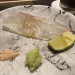 あま木 - 煮切り醤油がそっと塗ってあります。お塩と酢橘をお好みで。