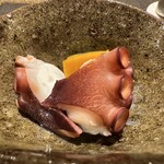 あま木 - 茹で上がったばかりの蛸は三河湾の海の味をそのまま頬張ったような感覚です。肉厚の部位のみを切りつけてくださる大将。後の部位はまさか賄いになるのでしょうか？？大胆です。