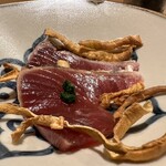 あま木 - 腹の脂と赤身の鉄っぽいバランスがとても好みでした。厚切りのオニオンフライ、あたりネギ、芥子と味の変化も楽しい。鯛のお造りの後で緩急がありました。お酒がすすみます⭐︎