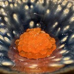 あま木 - 数分だけ醤油に漬けたイクラとのこと。醤油の味がうっすらでこのイクラは鮭の味がしました。酢飯が甘さと旨味を引きたてる素晴らしい小丼。