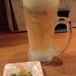 和温 - ビールと突き出し。マグロの皮ポン酢。