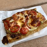 メゾン ムラタ - バジル・トマト・モッツァレラ タルティーヌ ¥280