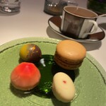 銀座 レカン - ゆずとマンゴーのチョコ、コーヒーのマカロン
      練乳いちごチョコと木苺こホワイトチョコ