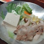 いつもの予算でワンランク上の贅沢 野饗 - 手羽元の豆乳豆腐鍋