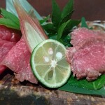 いつもの予算でワンランク上の贅沢 野饗 - 馬刺し二種盛り