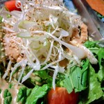 魚民 - 国産蒸し鶏の胡麻サラダ