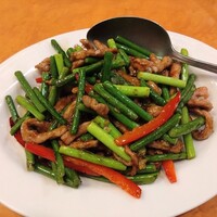 横浜中華街 北京飯店 - 牛肉とにんにくの芽炒め