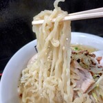 喜多方ラーメン 坂内 - 青唐ねぎ塩ラーメンの麺リフト