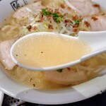 喜多方ラーメン 坂内 - 青唐ねぎ塩ラーメンのスープ