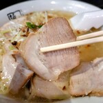 喜多方ラーメン 坂内 - 青唐ねぎ塩ラーメンの焼豚