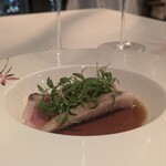 263983793 - 北海道産きんきの姿蒸し。ぷりっとした身と、瞬く間に清らかな脂と共に消えていくきんき。ソースはきんきの出汁を使うことによる一体感と、ナンプラーやスダチで爽やかな後味。炙りによって、脂が燻された香りも。