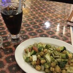 インド料理 パリワル - アイスコーヒーとチャナサラダ(¥540)