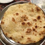 インド料理 パリワル - ニンニク効きまくりのガーリッククルチャとカレーの相性は言わずもがな