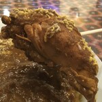 インド料理 パリワル - バカでかチキンをお箸で持ち上げたところ(やっぱお箸って便利)