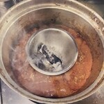 インド料理 パリワル - 炭の煙の香りをカレーに移しているところ(メニュー写真より)