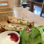 エル．エス　カフェ - エビとアボカドのホットサンド　プリプリのエビ。やわらかいアボカド。サラダもしっかり。美味しくいただきました。
