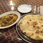 インド料理 パリワル - アンガラカレーとガーリッククルチャ