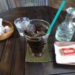 BANYAN TREE COFFE HOUSE - 有機焙煎アイスコーヒー480円とおまけのビスケット