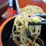 佳楽 - 先ずは蕎麦を口に運んで腹ペコのお腹を安心させました。
