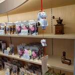 MUSASHIYA - 店の中のドライナッツ近辺にもネコ見逃さないよ(=^・^=)