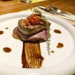 シカゴ - ●前菜3
      フォアグラポワレが主役のロッシーニ風薄切り赤身肉ステーキ　白茄子と共に
      バルサミコソースで