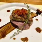 シカゴ - ●前菜3
      フォアグラポワレが主役のロッシーニ風薄切り赤身肉ステーキ　白茄子と共に
      バルサミコソースで