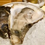 シカゴ - ●前菜2
      兵庫県産岩牡蠣　ピストソースと共に