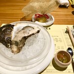 シカゴ - ●前菜2
      兵庫県産岩牡蠣　ピストソースと共に