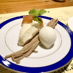 シカゴ - ●デザート
      レアチーズケーキ　自家製いちじくジャム
      モンブランクリームと塩バニラアイス