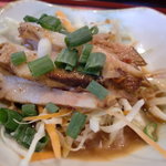 錦城楼 - 細切りチャーシューが載ったサラダ