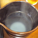 はなぶさ本店 - 蕎麦湯は蕎麦粉をちょいと溶かした感じです、蕎麦粉が底に沈んでいますよ