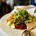 Restaurant Can Majó - 生野菜もずっと食べたかったので、サラダも♪
            トマトが３種類も入っていて、スペインらしい(^^)
            他の野菜も元気いっぱいで美味しい。