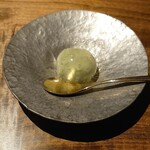 温石 - ずんだ入りの翡翠餅