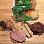 巧 - ♦八寸 銀鱈の西京焼き、 ごぼうのなます、とうもろこしのカステラ、もずく酢、なすの田楽、カモのロース 銀鱈の西京焼きだけでも一合は呑める気がするけど下戸でなければ店主と乾杯の場面ですが、 店主も下戸です、、と合わせてくれました(^^ゞ 海と山の幸、どれも手抜き一切無しで旨すぎます