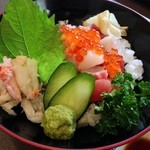 まぐろ丼　加一 - 海鮮ちらし丼ランチセット：950円（平日限定）