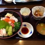 まぐろ丼　加一 - 海鮮ちらし丼ランチセット：950円（平日限定）