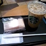 スターバックス・コーヒー - サラダラップ（根菜チキン） 税抜280円＆スターバックスアイスラテグランデ 税抜400円（2014/4）