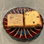 264014635 - 左「テリーヌオマロン」（324円）と右「ケークオフリュイ」（314円）