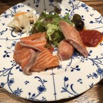 Bistro TATSU - 前菜の盛り合わせ。オリーブ、ソーセージ、ラタトゥーユとサーモン、エスカベッシュ、生野菜。