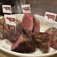 熟成和牛ステーキグリルド エイジング・ビーフ 横浜店 - 熟成和牛 厚切り 塊肉グリル：クリ2420円、マキ2904円、マルカワ2057円、カイノミ2420円、以下内税表記、価格は100gあたり、写真は各100g、見た目の通り激ウマ