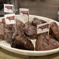 熟成和牛ステーキグリルド エイジング・ビーフ 横浜店 - ミディアムレアくらいで出てくるので焼けてる皿に押し付けてミディアムウェルくらいまで火を通す。