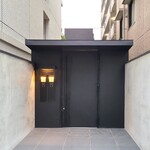 かさ原 - JR飯田橋駅から徒歩7分の「かさ原」さん
                                2021年(移転)開業、笠原大将ご夫妻とお弟子さんの3名体制
                                外観はマンションの横の車1台通る位の旗竿地に外界を遮断するコンクリート壁と黒塗り門