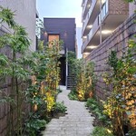 かさ原 - 黒塗りの門を抜けると石畳と植栽の小路、京都によくある料亭のそれよりもモダンですが別世界の趣き
                                奥の黒塗りの2階建ての建物の2階に「かさ原」さんがあります
                                この先は写真NGな空間です