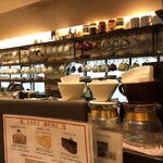 珈琲店 スパニョラ - 雰囲気のあるカウンター。窓際にはズラり色とりどりの珈琲カップ。