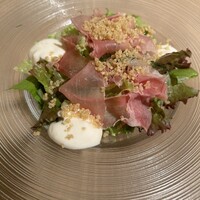 SCALAE - ぷちぷちはキヌアのフリット。食感良くて◎底にガスパチョ風のドレッシング。食べ応えのあるサラダ！